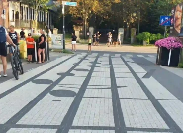 Prawidłowo zaprojektowana strefa zamieszkania typu woonerf, gdzie przejście dla pieszych w formie nut na pięciolinii skutecznie uspokaja ruch.