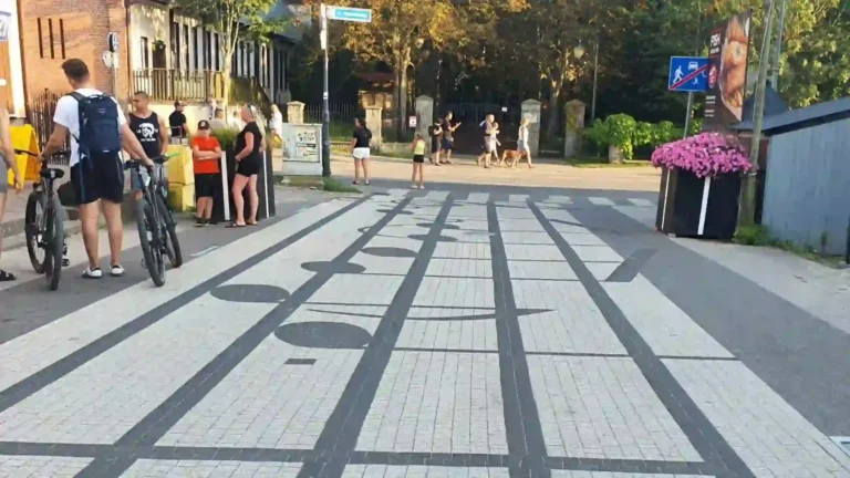 Prawidłowo zaprojektowana strefa zamieszkania typu woonerf, gdzie przejście dla pieszych w formie nut na pięciolinii skutecznie uspokaja ruch.