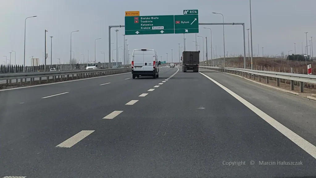 Nieczytelne oznakowanie zjazdu na Północnej Obwodnicy Krakowa S52, gdzie prawy pas z trzech staje się pasem zjazdowym.