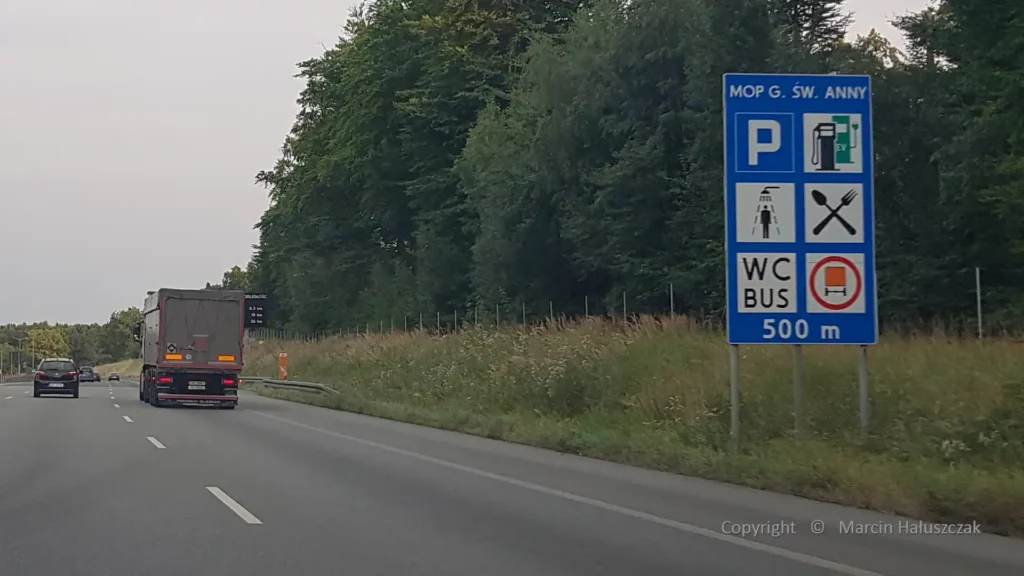 Znak drogowy D-34b informujący o MOP Góra Świętej Anny, jako przykład miejsca, gdzie przydałaby się dodatkowa informacja o następnej stacji paliw.

Tytuł: Znak D-34b a informacja o następnej stacji paliw.

